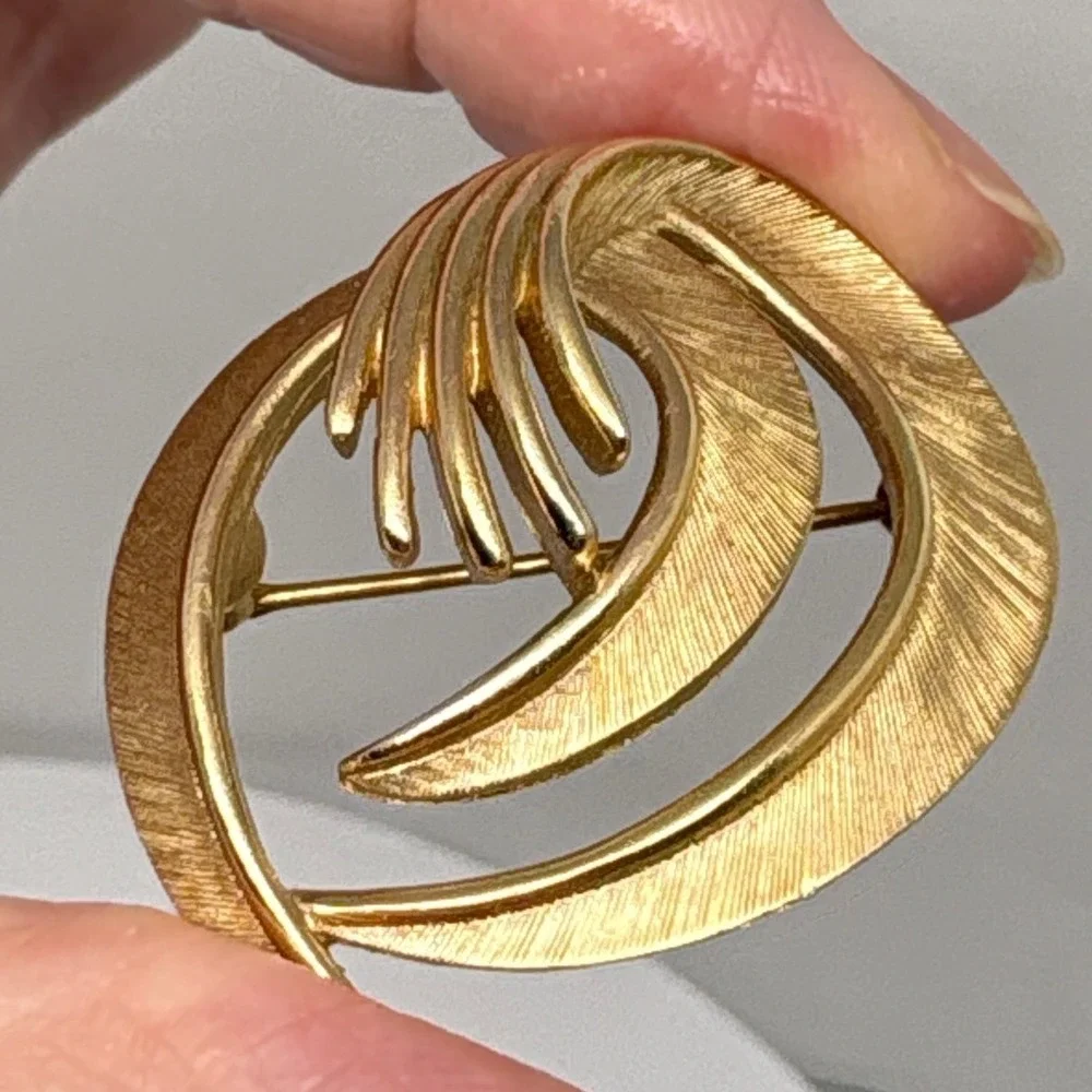 Signed Trifari Vintage Gold Tone Textured Swirl Leaf Brooch Pin Mid Century Mod